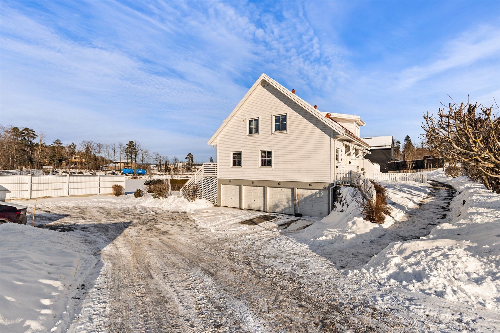 Garasjeplass i felles garasjerekke. Galleribilde