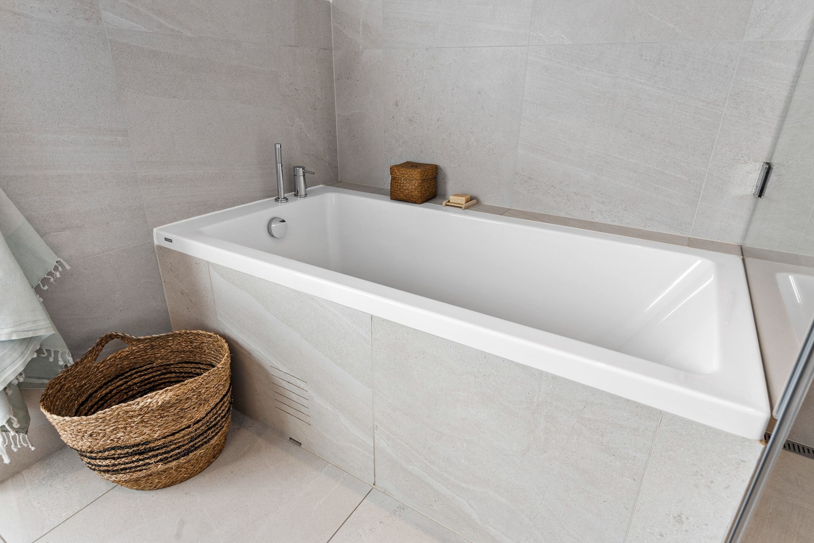 Flislagt badekar. Dusjarmatur tilkoblet hånddusj. Vegghengt toalett. Mekanisk avtrekksventil i himling. Galleribilde