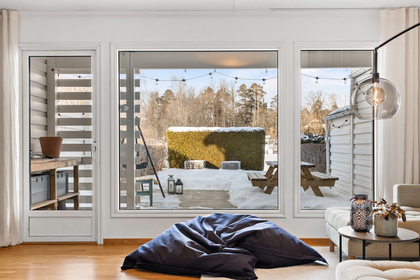 I selve TV-stuen er det plass til sittegruppe og TV-område. Her er det også peis for ekstra varme og hygge på kjølige dager. Utgang til markterrasse og hage. Galleribilde