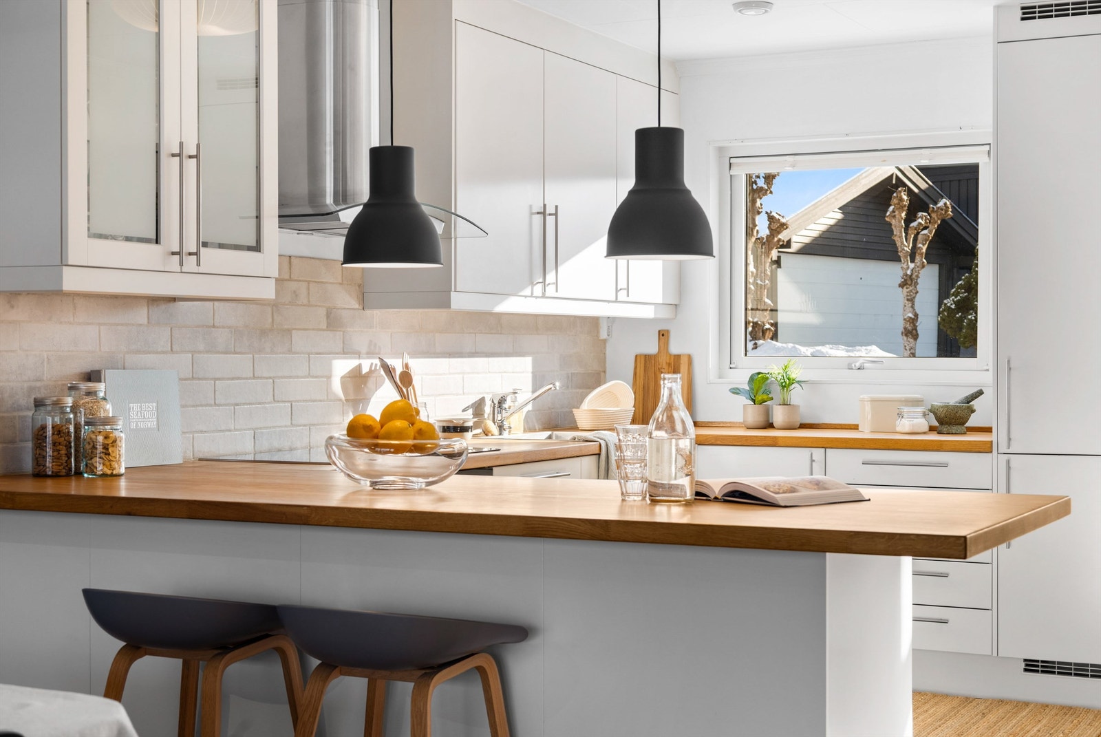 Kjøkken med praktisk barløsning og integrerte hvitevarer. Galleribilde