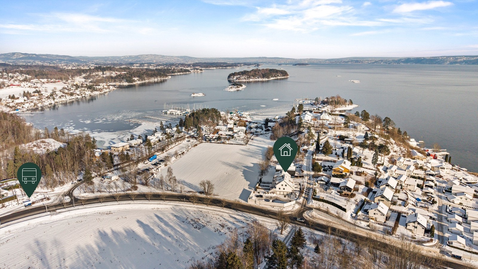 God offentlig kommunikasjon til og fra eiendommen. Hurtigbåten fra Vollen bruker ca. 30 minutter inn til Aker Brygge og er en behagelig måte å reise til Oslo. Fra eiendommen er det kort gangavstand til buss/ekspressbuss som går hvert 15 min. Galleribilde