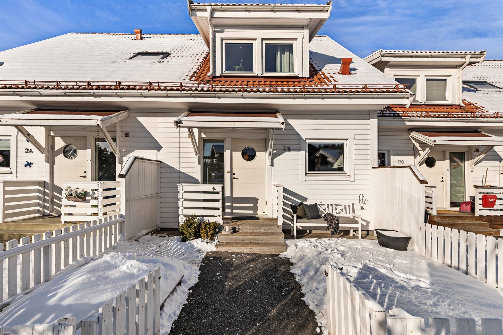 Hyggelig inngangsparti med morgensol. Plass til utemøbler. Galleribilde