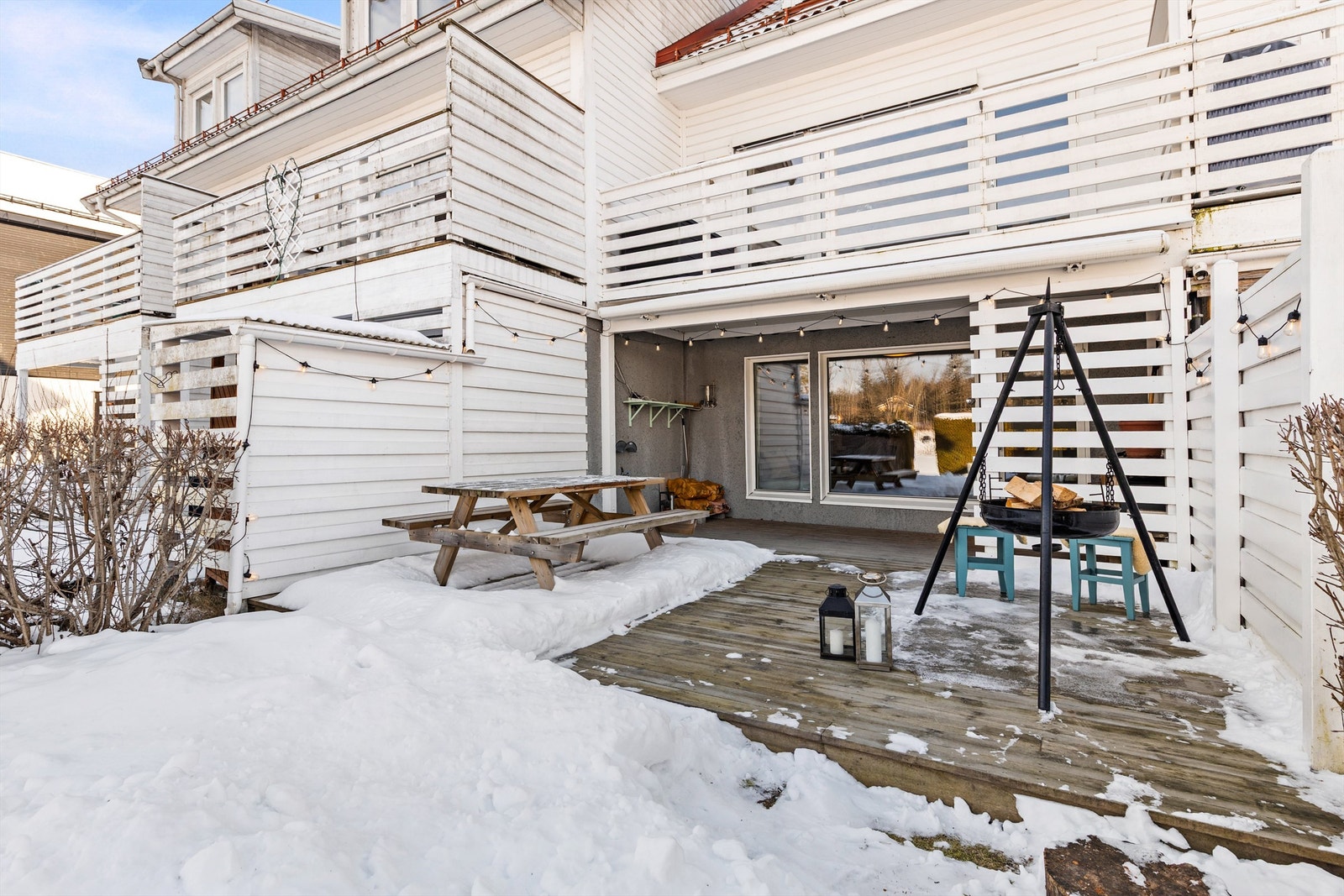 Utgang til markterrasse og hage fra TV-stuen i underetasjen. Galleribilde