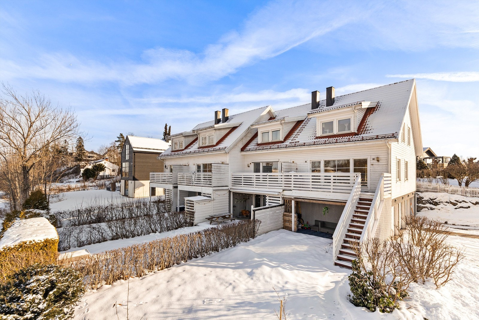 Balkong, markterrasse og hage på baksiden av boligen. Galleribilde