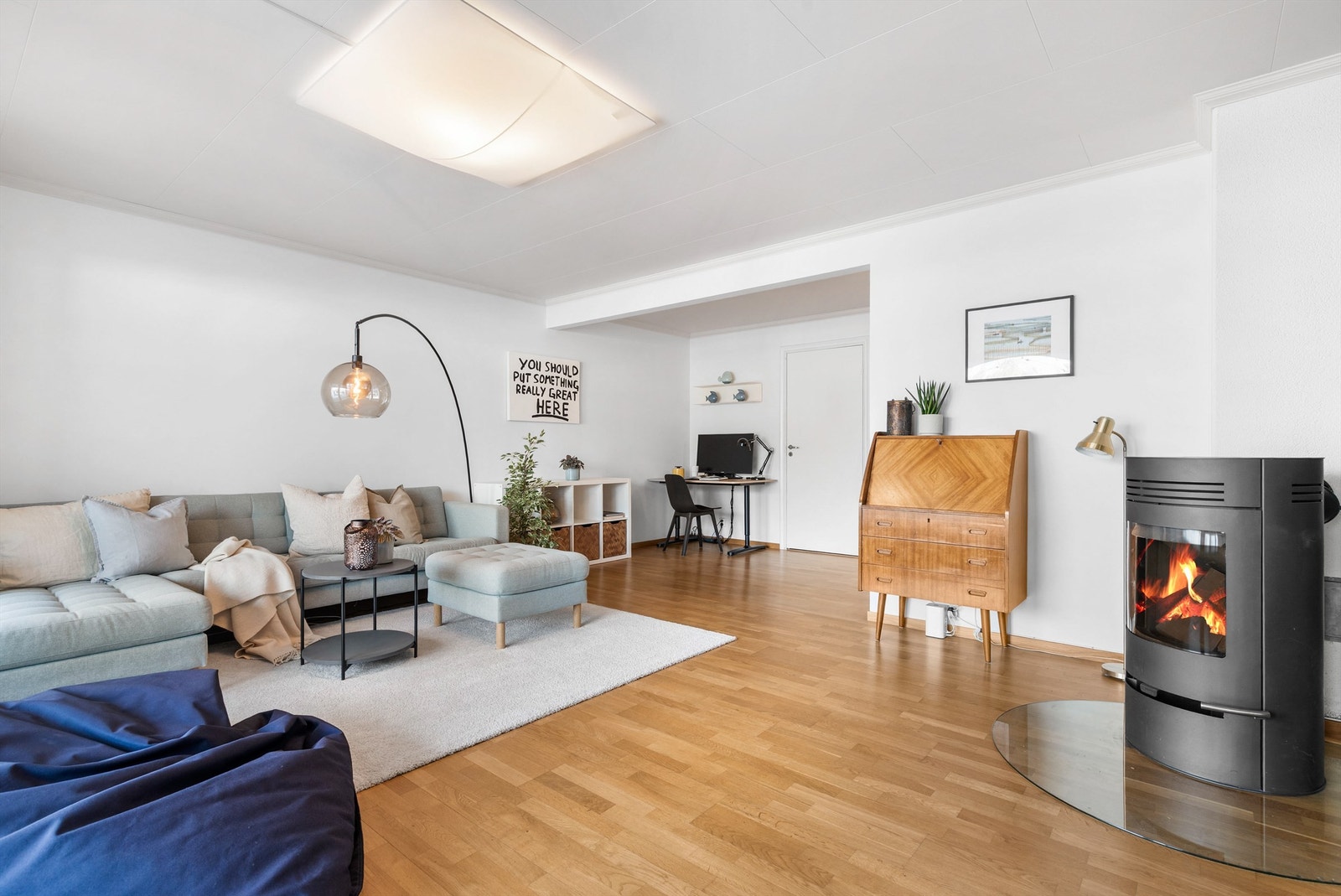 I selve TV-stuen er det plass til sittegruppe og TV-område. Her er det også peis for ekstra varme og hygge på kjølige dager. Utgang til markterrasse og hage. Galleribilde