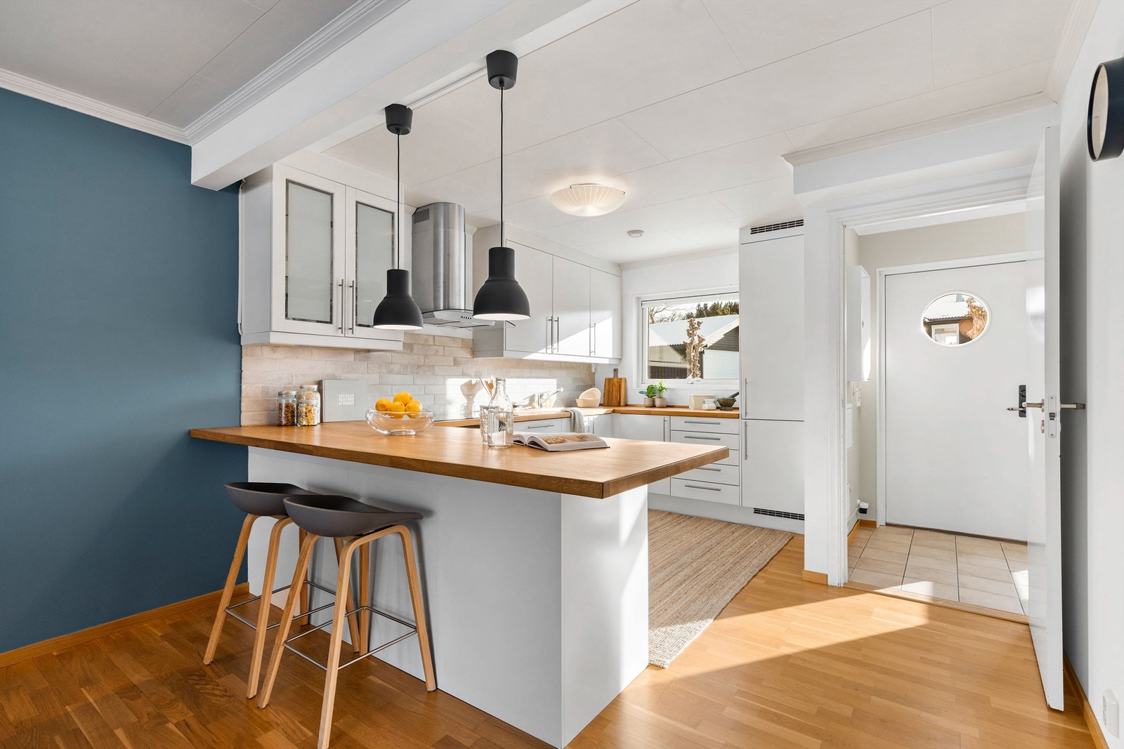 Kjøkken med praktisk barløsning og integrerte hvitevarer. Galleribilde