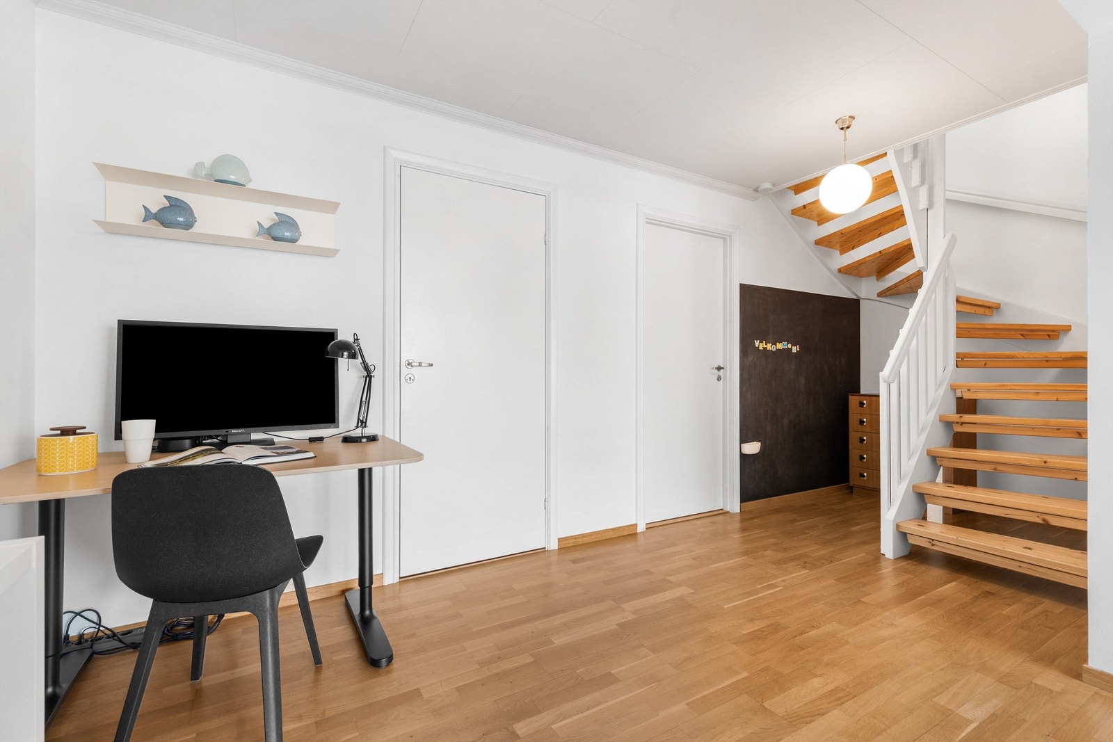 Ned trappen til underetasjen kommer man til TV-stuen. I den ene enden er det plass til skrivebord og det er tilgang til bad, teknisk rom og bod. Galleribilde