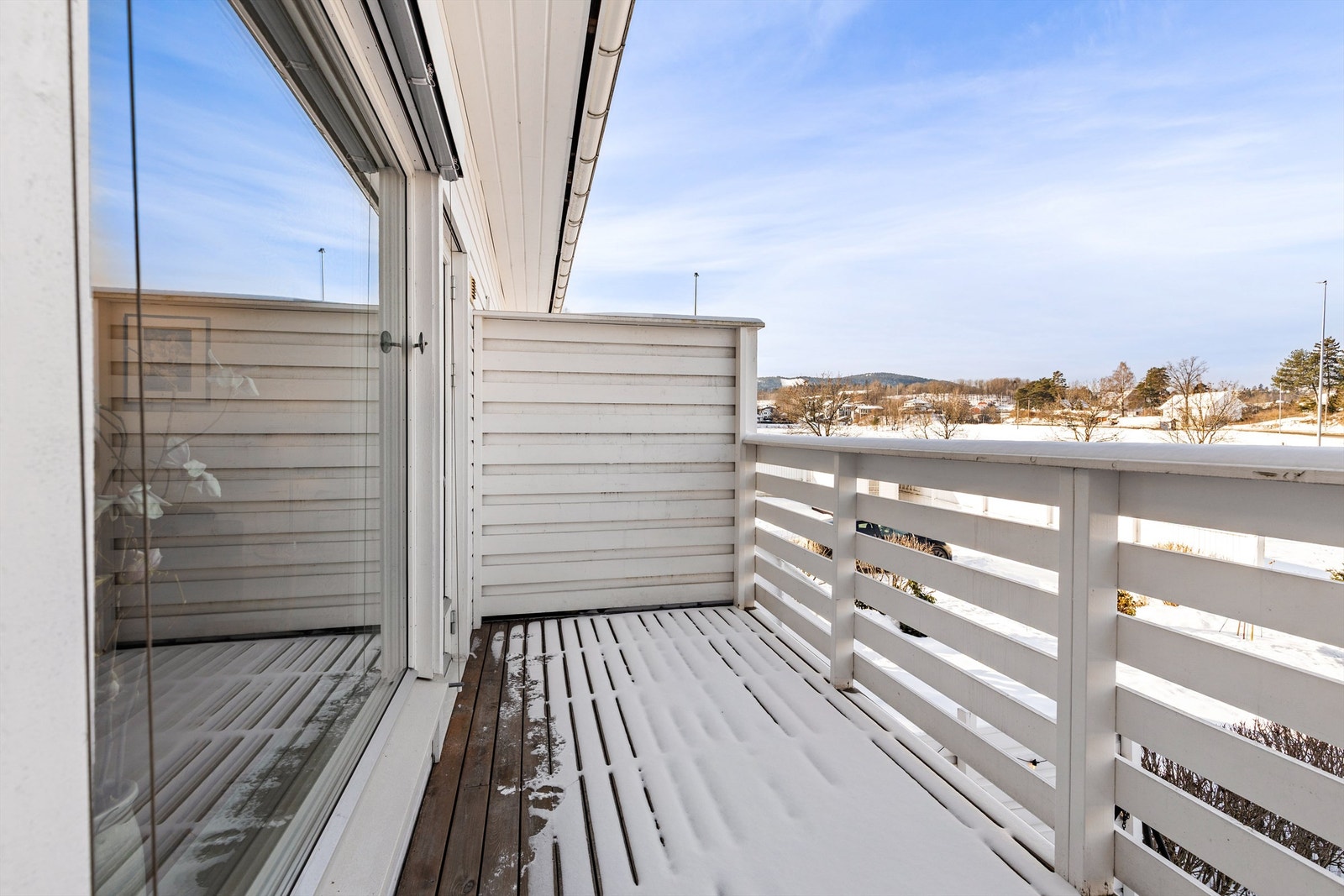 Balkong med utgang fra stue. Her er det ettermiddagssol og plass til utemøbler. Galleribilde