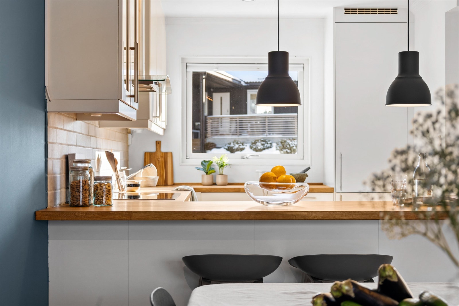 Kjøkken med praktisk barløsning og integrerte hvitevarer. Galleribilde