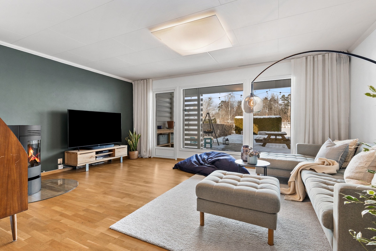 I selve TV-stuen er det plass til sittegruppe og TV-område. Her er det også peis for ekstra varme og hygge på kjølige dager. Utgang til markterrasse og hage. Galleribilde