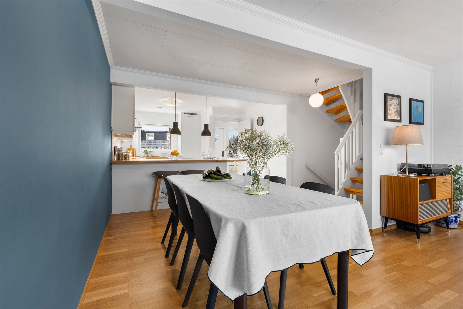 Den åpne løsningen mellom kjøkken og spisestue skaper en sosial atmosfære når man lager mat til venner eller familie. Galleribilde