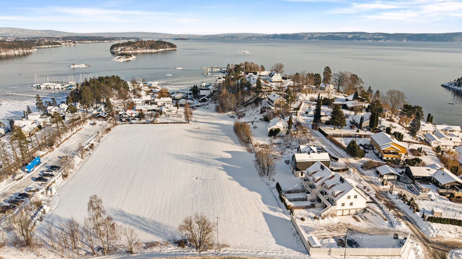 Boligen ligger like utenfor Vollen i Asker kommune. Eiendommen ligger solrikt til, få minutters gange fra vannkanten i koselige Sjøvollbukta og i gangavstand til strand. Galleribilde