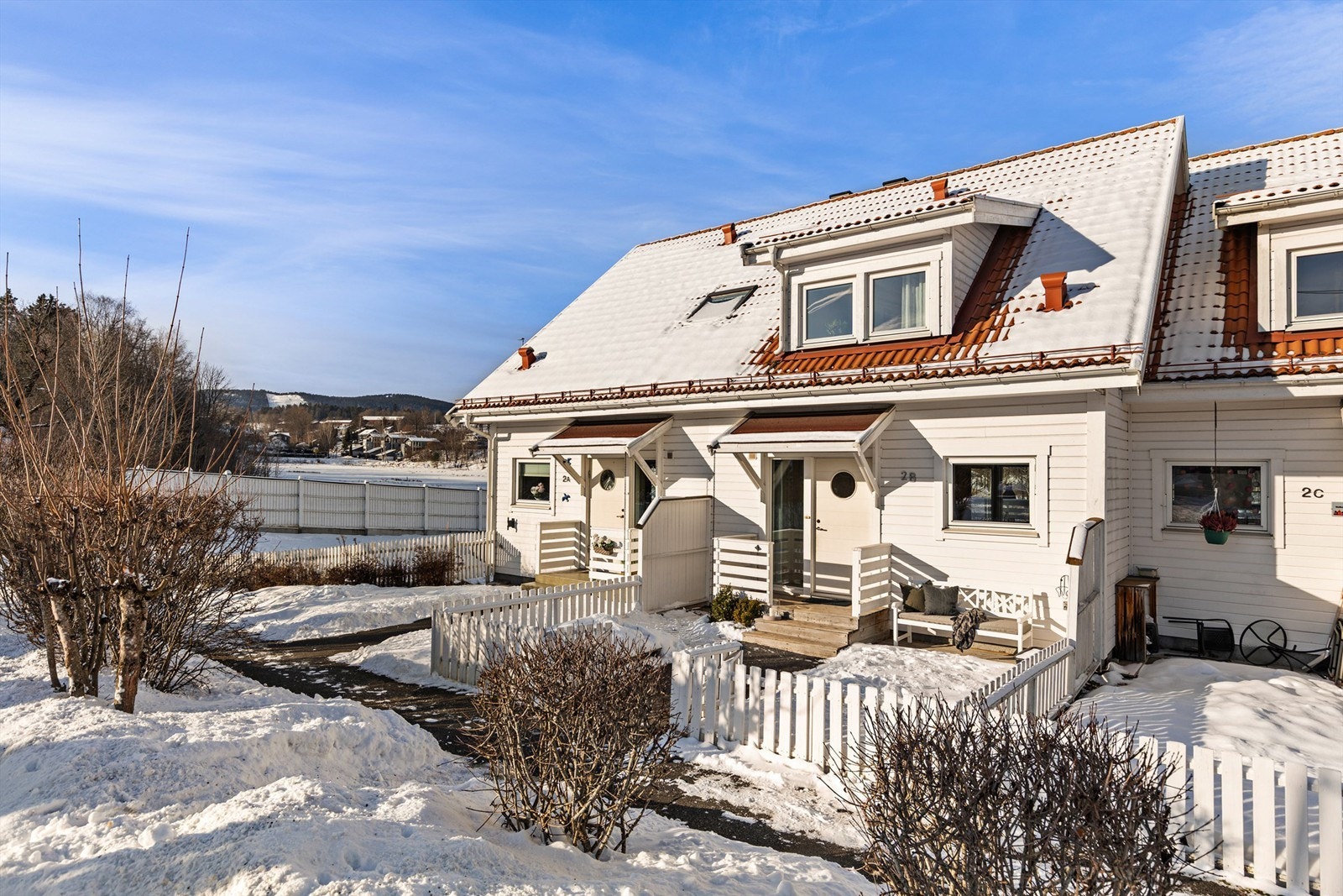 Hyggelig inngangsparti med morgensol. Plass til utemøbler. Galleribilde