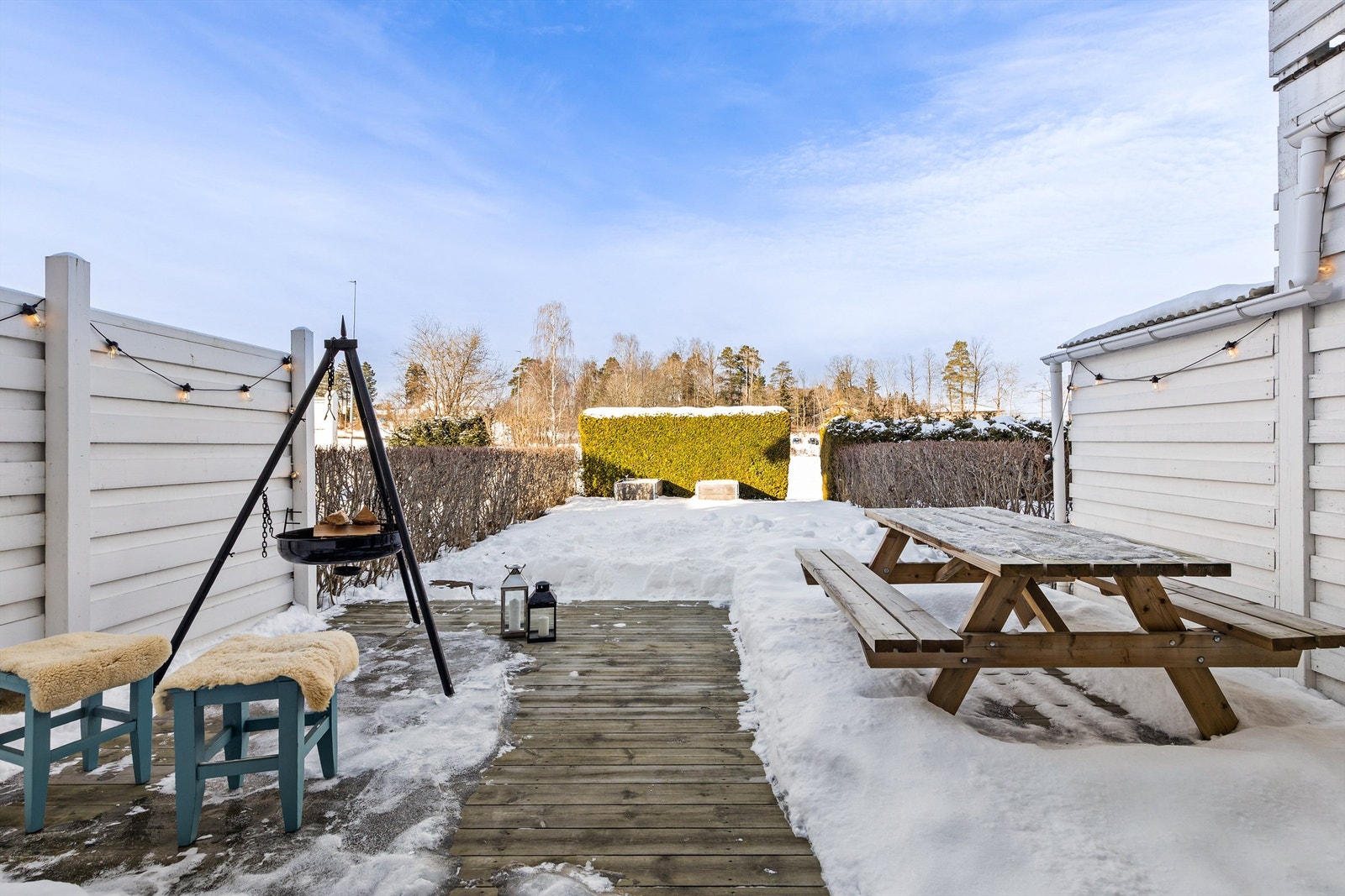 Utgang til markterrasse og hage fra TV-stuen i underetasjen. Galleribilde
