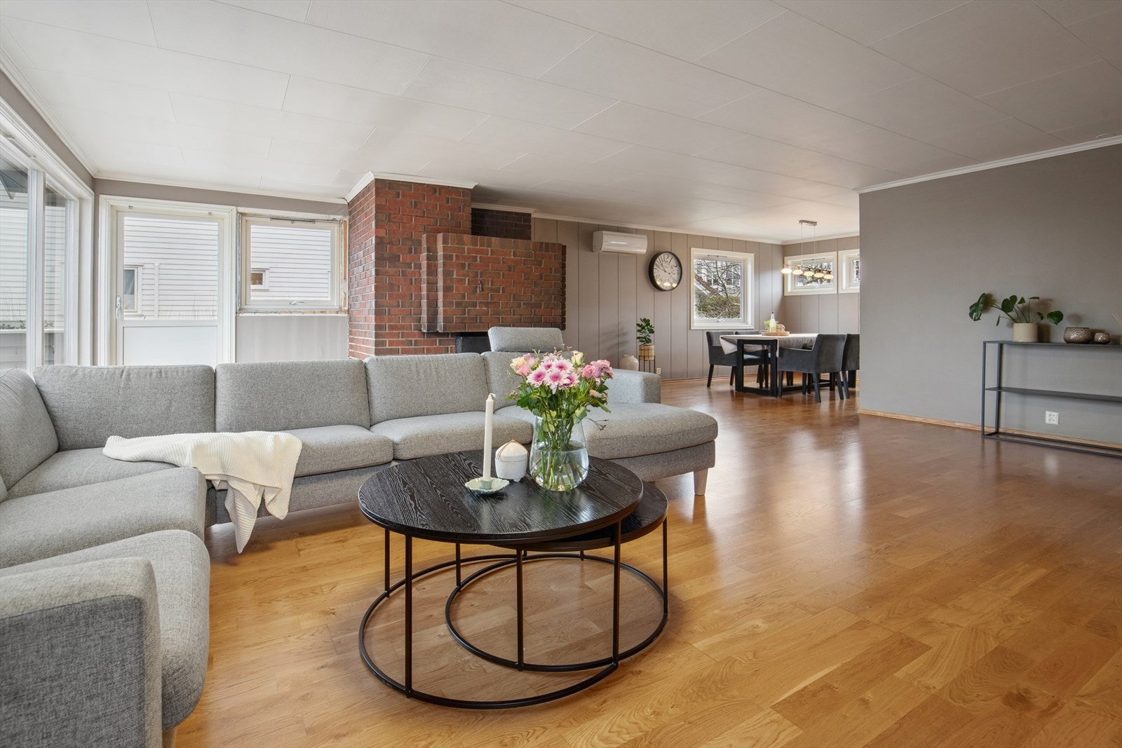 Stuen har god plass til møblement som båe sofa- og spisegruppe. Galleribilde