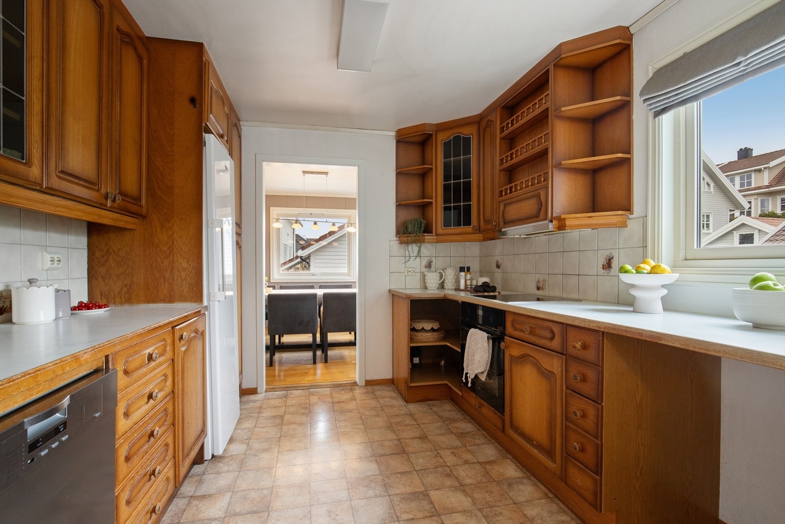 Kjøkkenet har innredning med profilerte fronter og benkeplate i laminat. Galleribilde