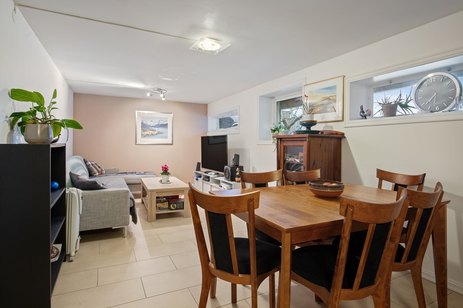 Kjeller er innredet som en egen boenhet, uten at dette er omsøkt eller godkjent. Se punktet "Ferdigattest". Galleribilde