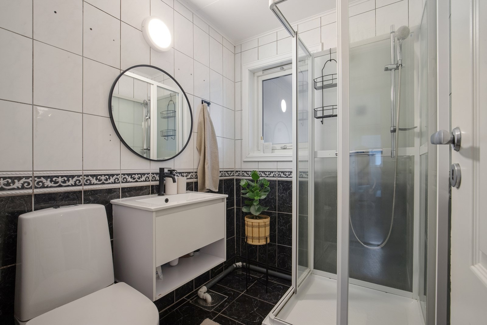 Badet er innredet med nedfelt servant, toalett og dusjkabinett. Galleribilde