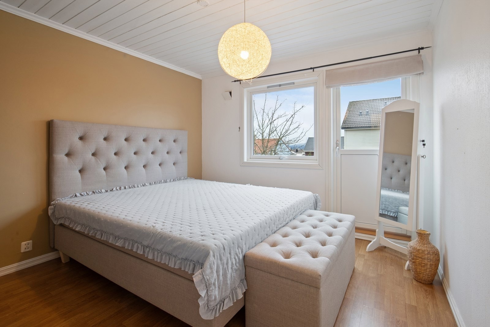 Hovedsoverommet har dør ut til hjemmets terrasseareal. Galleribilde