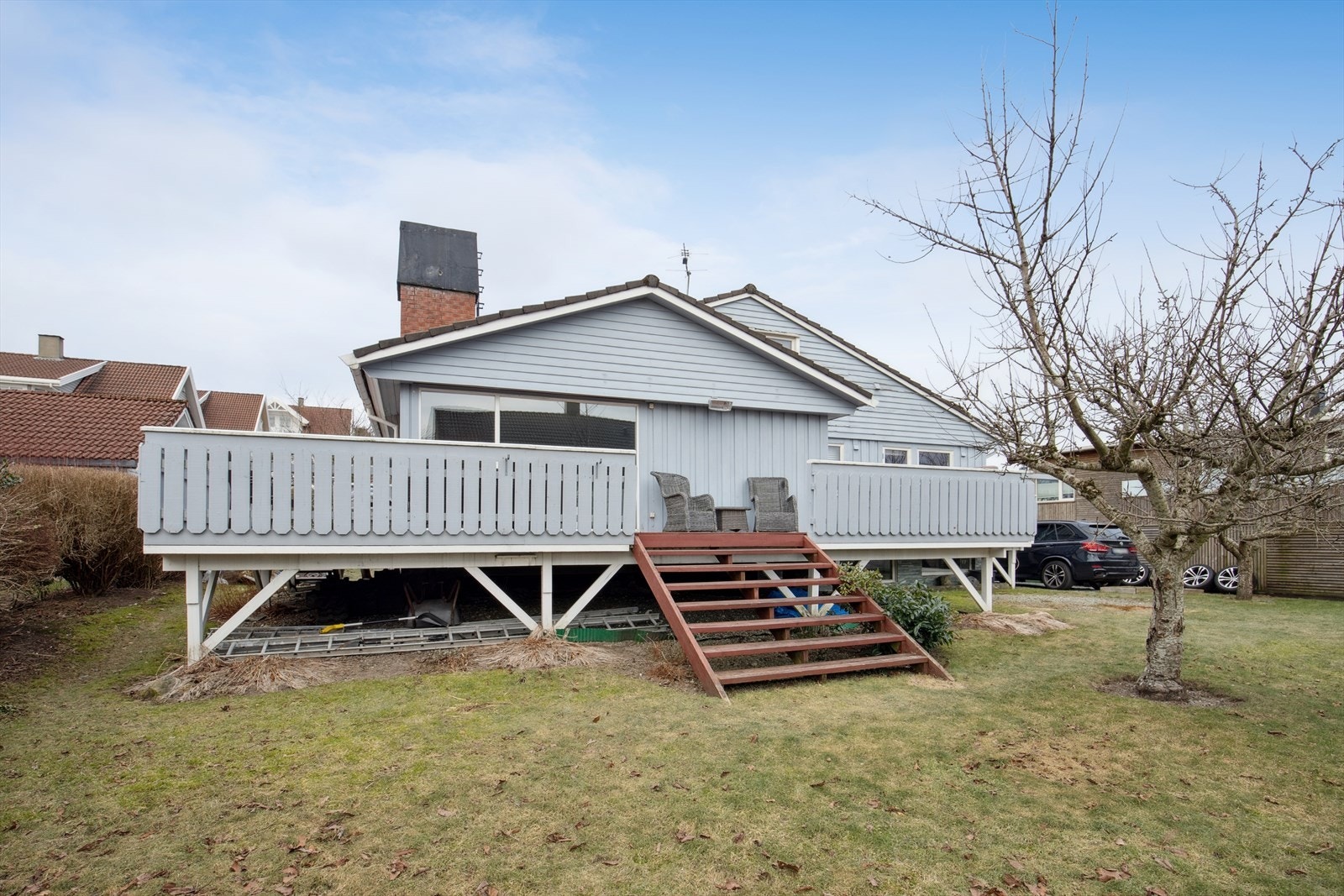 Fra terrassen fører en trapp ned til hagen. Galleribilde