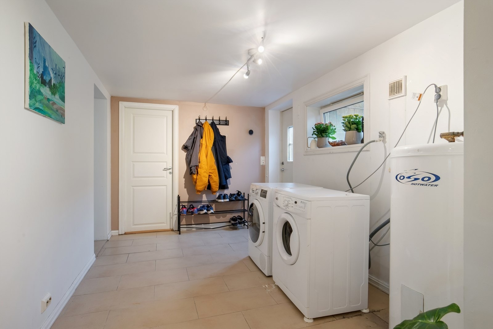 Tilleggsdel (kjeller) innredet som 2 soverom, kjøkken, stue, bad, badstue og entré/vaskerom- ikke bruksendret eller godkjent som rom for varig opphold. Se punkt "Ferdigattest". Galleribilde