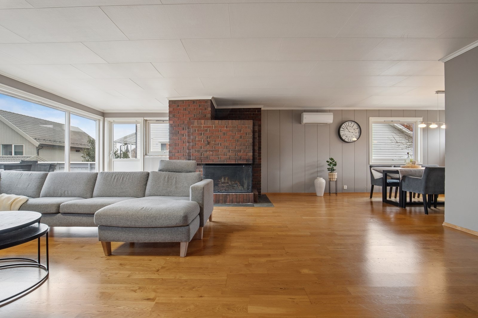 I stuen er det etablert mursteinspipe med både åpen peis og vedovn, samt en varmepumpe. Galleribilde