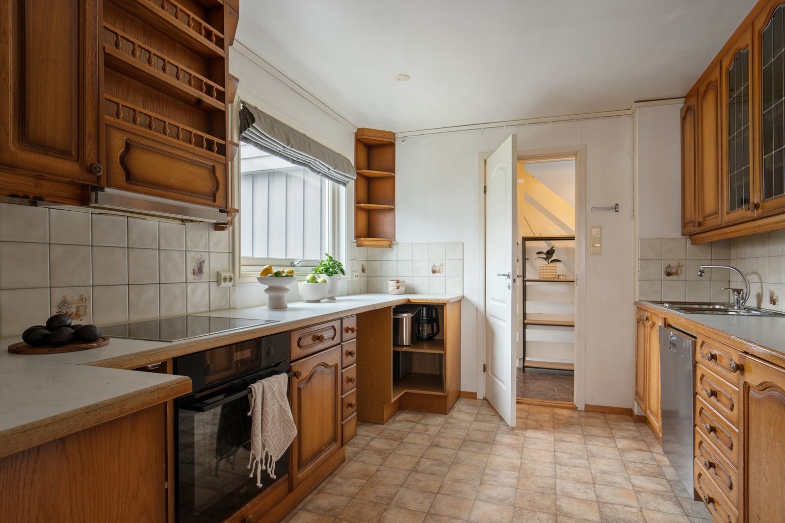 Innredningen består av både over- og underskap. Galleribilde