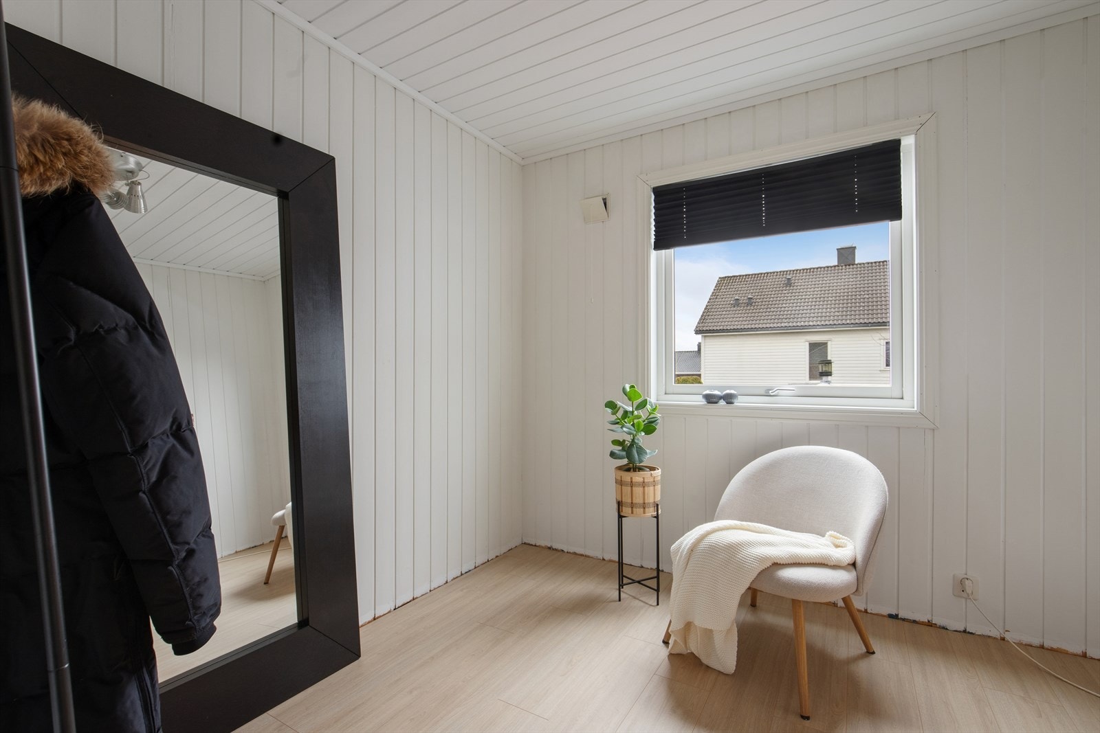 Det er to soverom av god størrelse, beliggende i hovedetasjen. Galleribilde