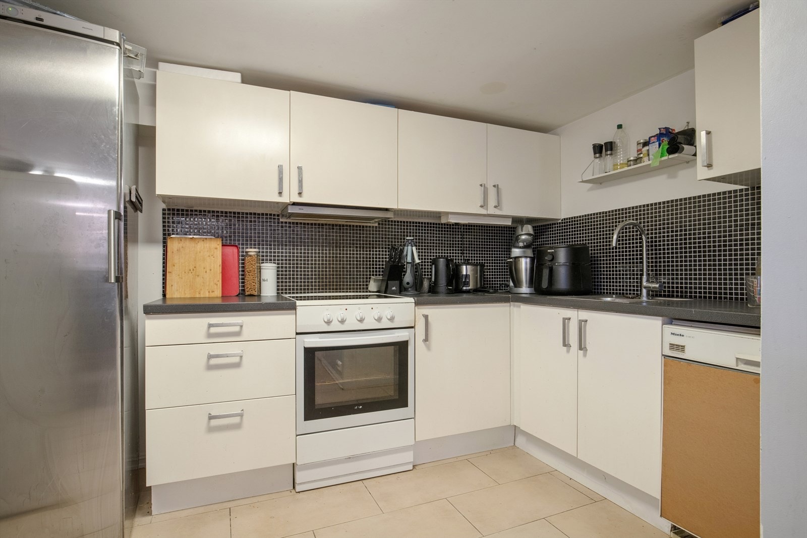 I kjelleren er det kjøkkenløsning med glatte fronter og benkeplate i laminat. Galleribilde