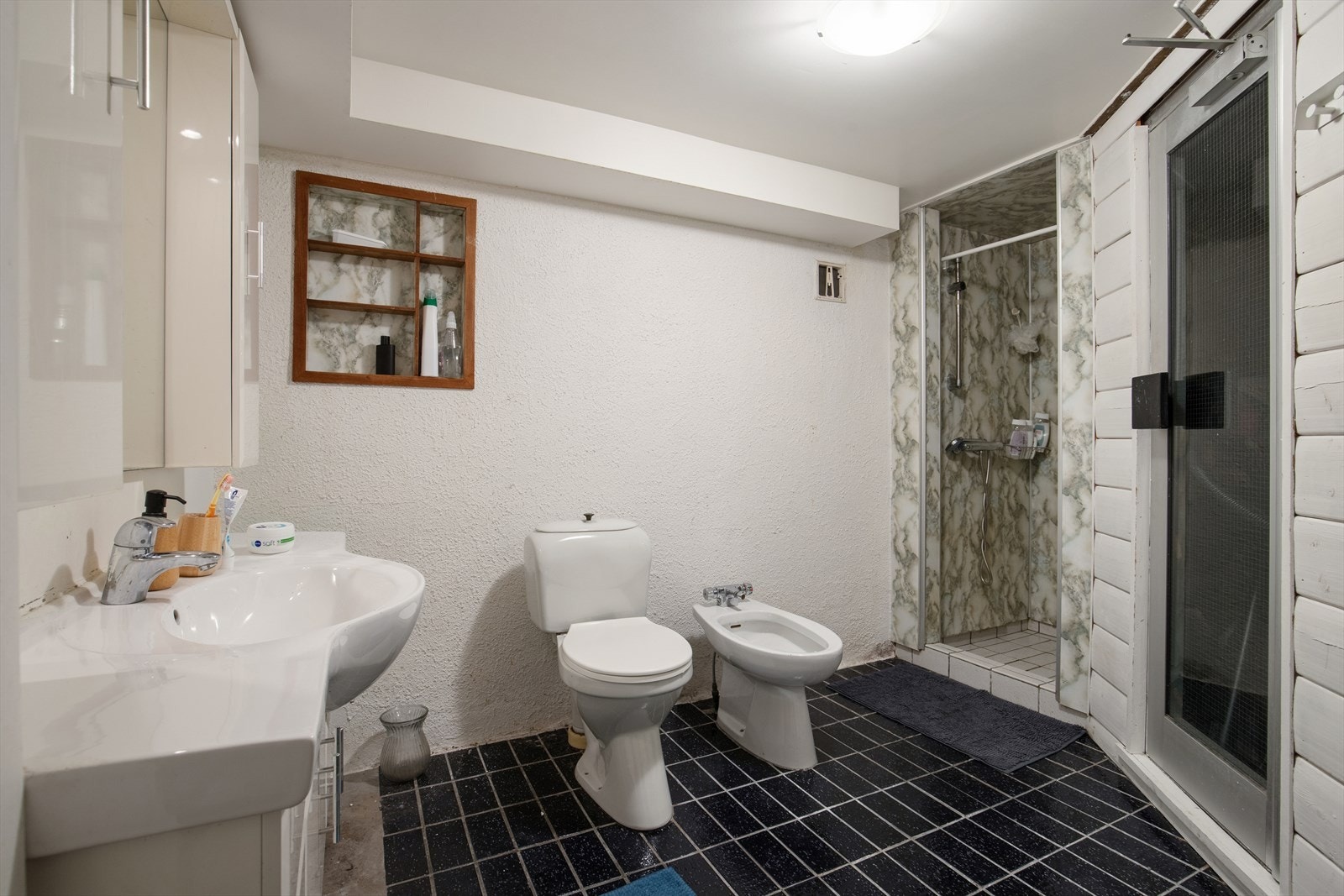 Badet i kjelleren består av servant, toalett, bide og dusj. Galleribilde