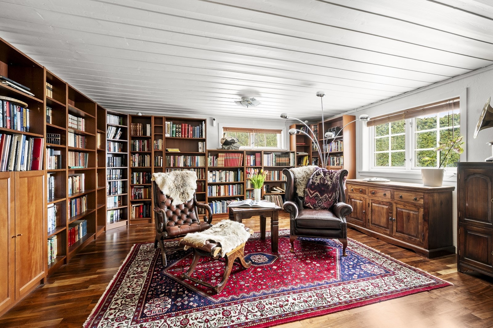 Kjellerstue som egner seg godt som ungdomsavdeling eller ekstra oppholdsrom. Galleribilde