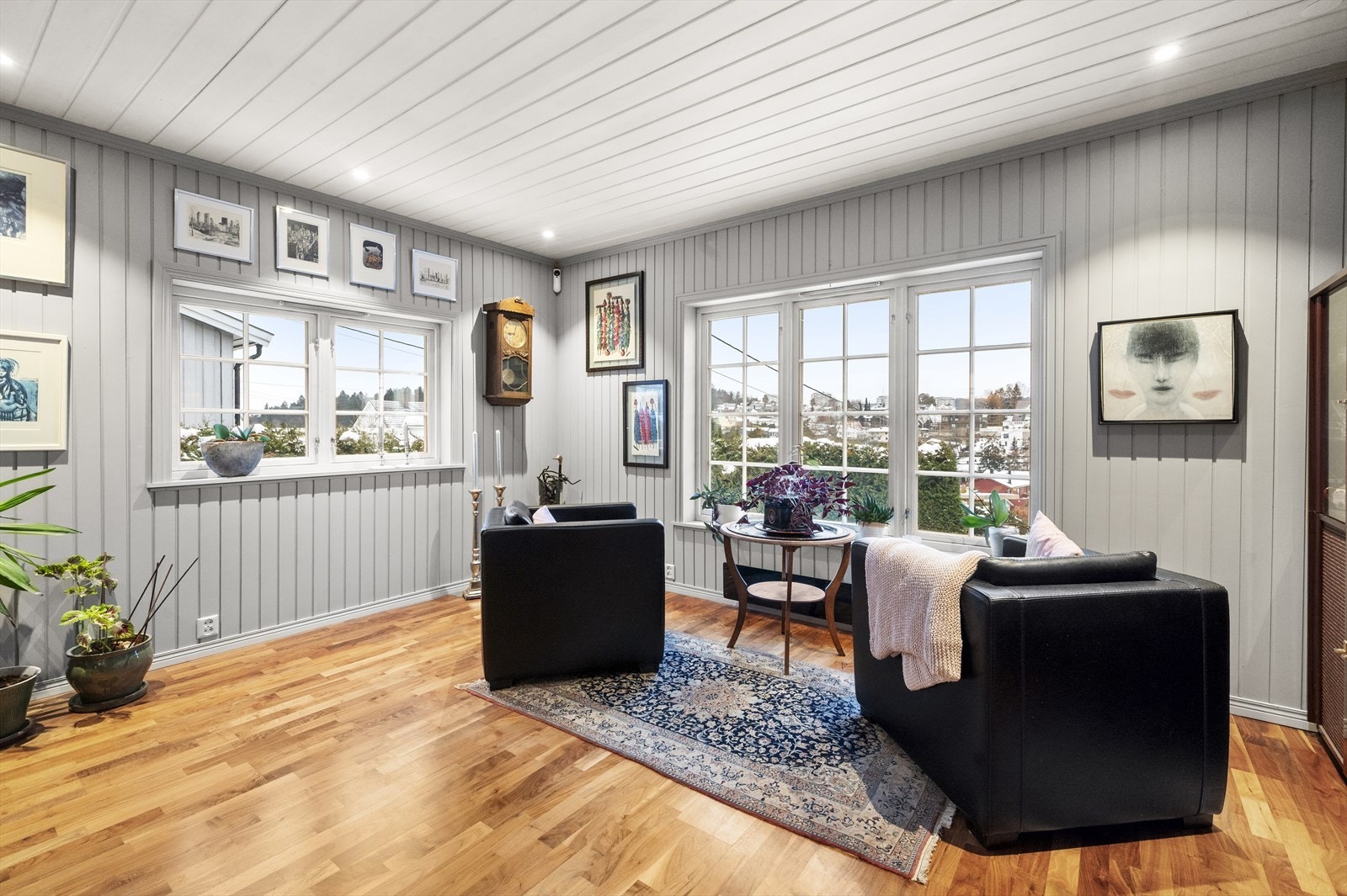 Store vindusflater slipper inn rikelig med naturlig lys og skaper en lys og luftig romfølelse. Galleribilde