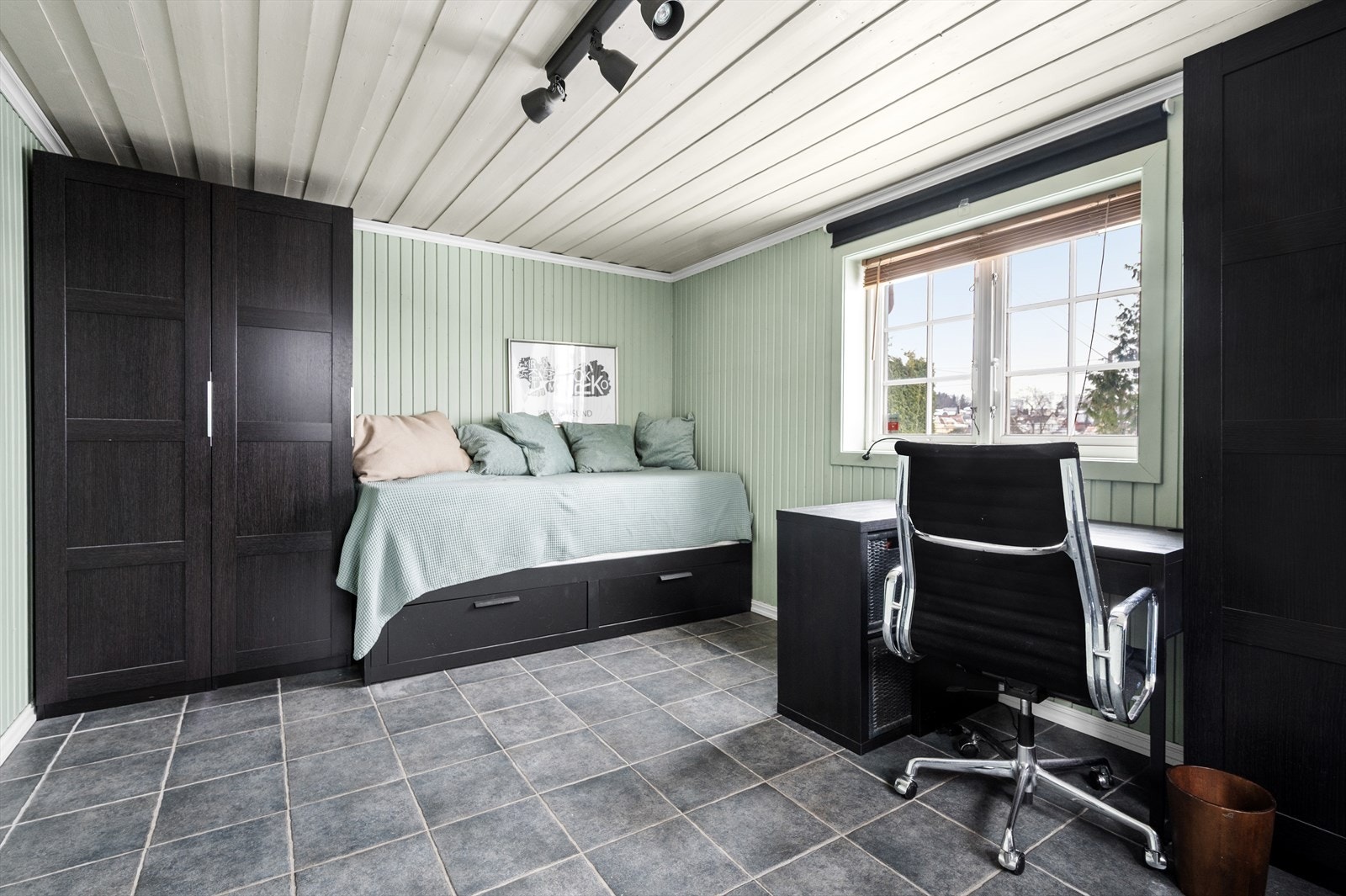 I underetasjen finnes et hobbyrom som i dag benyttes som kontor. Galleribilde