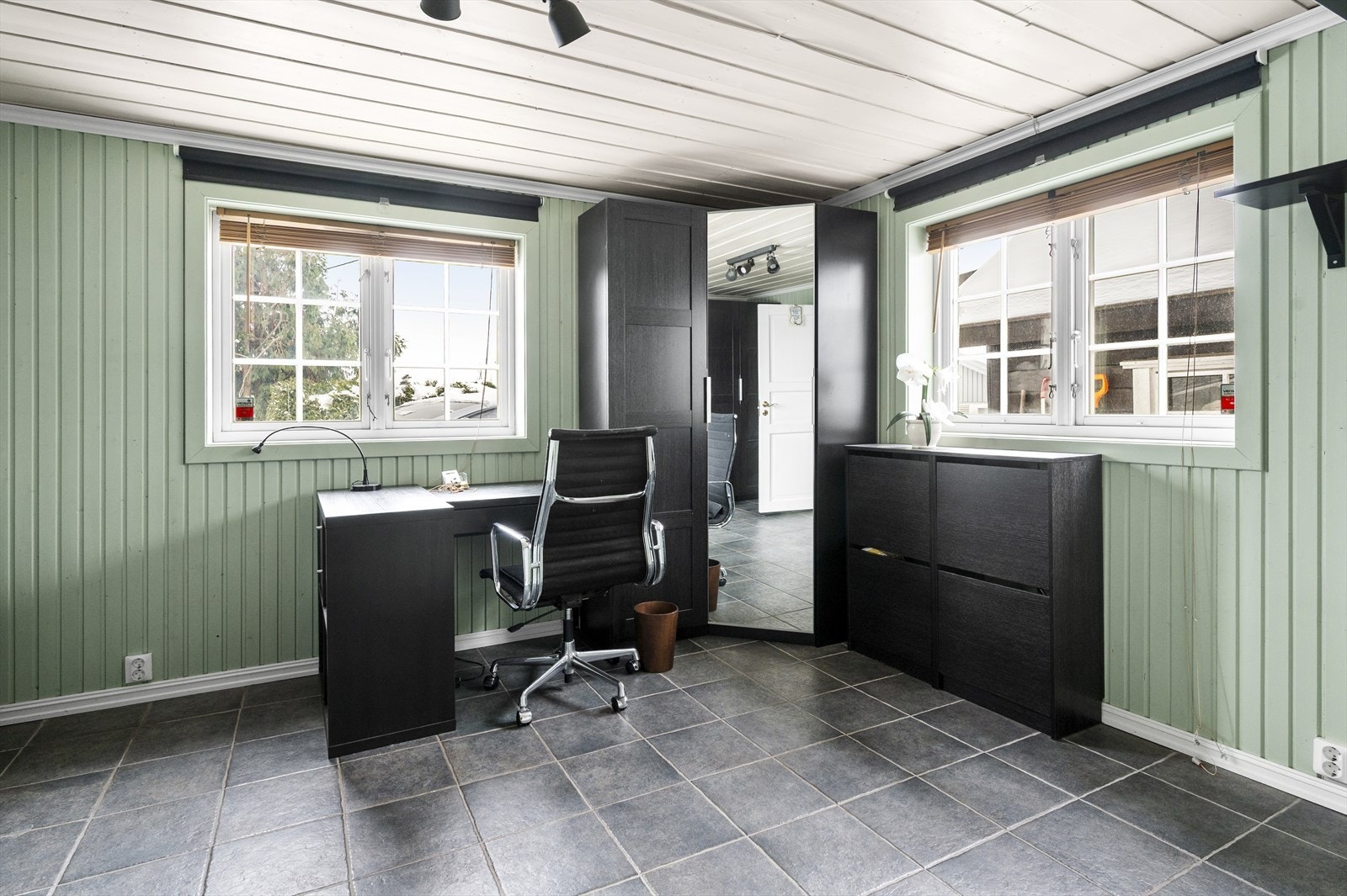 Det gjøres oppmerksom på at rommet er godkjent som hobbyrom (tilleggsdel) og kontor er hoveddel. Se punkt ferdigattest for mer informasjon. Galleribilde