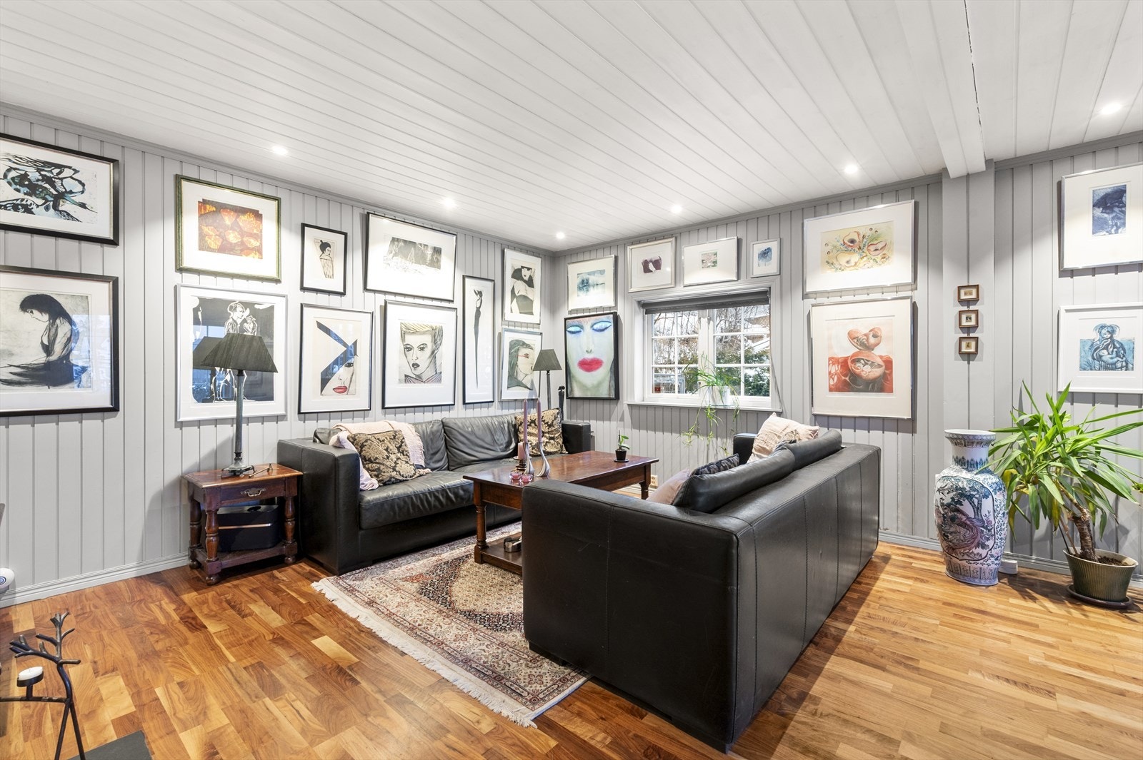 Stuen er et naturlig sted å skape egne soner til både avslapning, måltider og sosialt samvær. Galleribilde