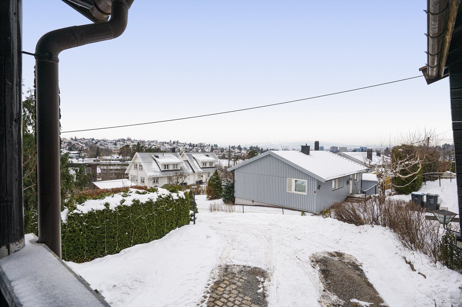 Eiendommen byr på gode solforhold og fin utsikt. Galleribilde