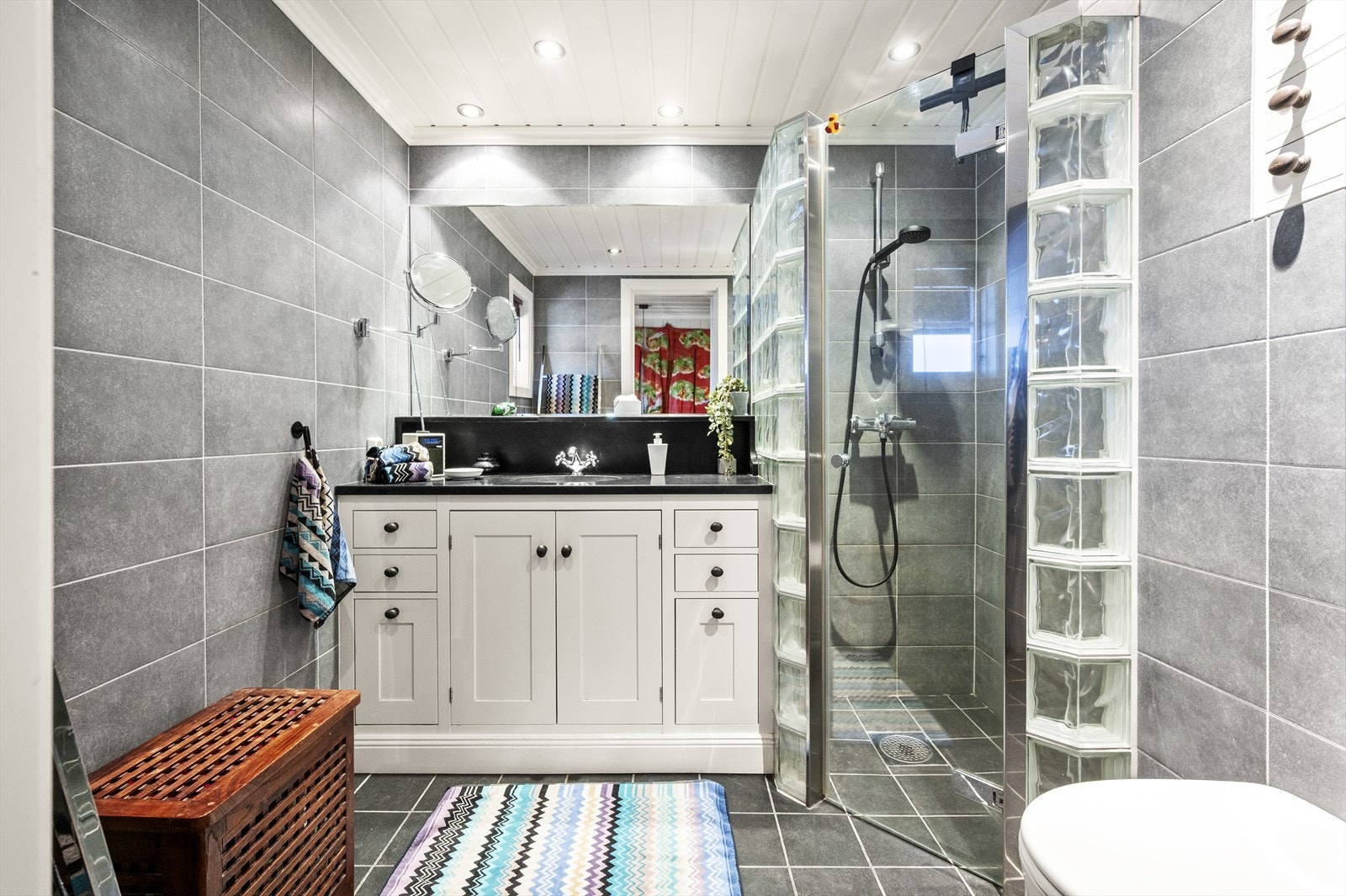 Flislagt baderom i 1.etasje fra 2011 med elektriske varmekabler i gulvet. Galleribilde