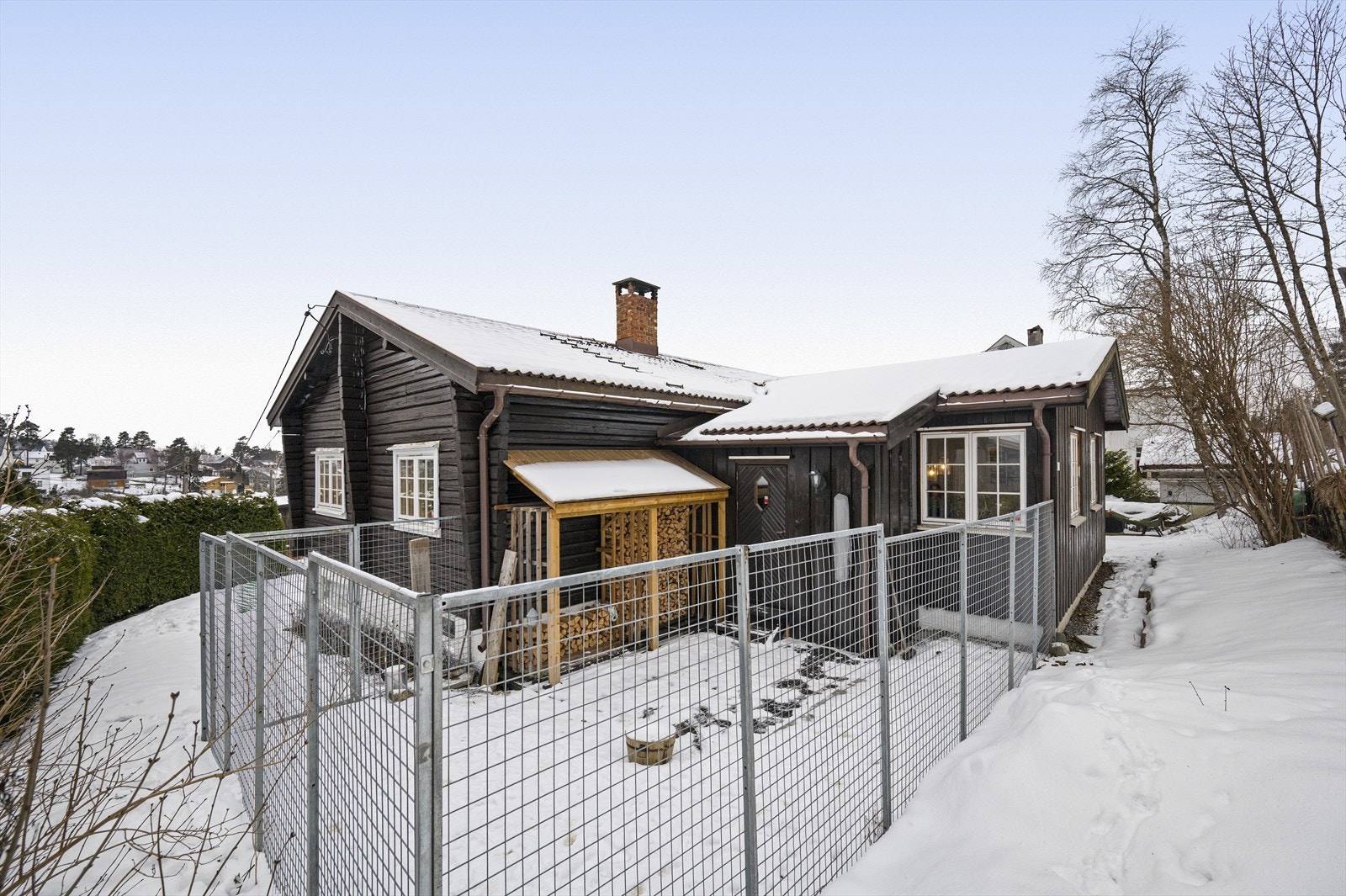 På baksiden av boligen er det opparbeidet en praktisk hundegård. Galleribilde