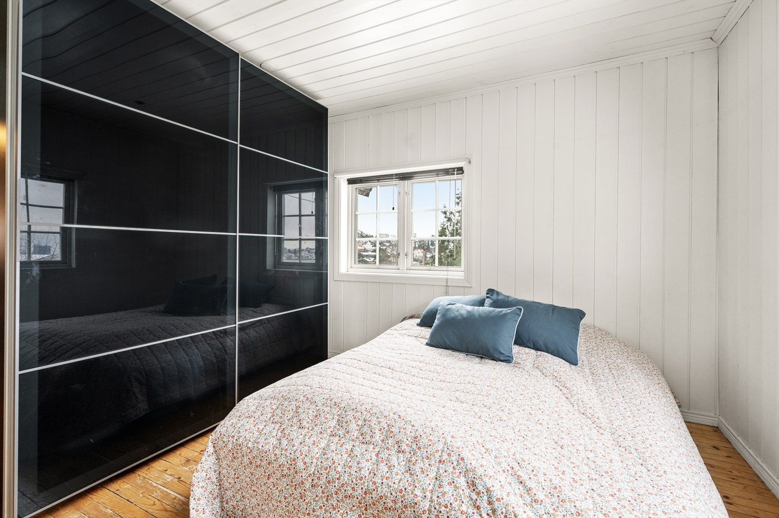 De tre soverommene er samlet i første etasje og har gode innredningsmuligheter. Galleribilde