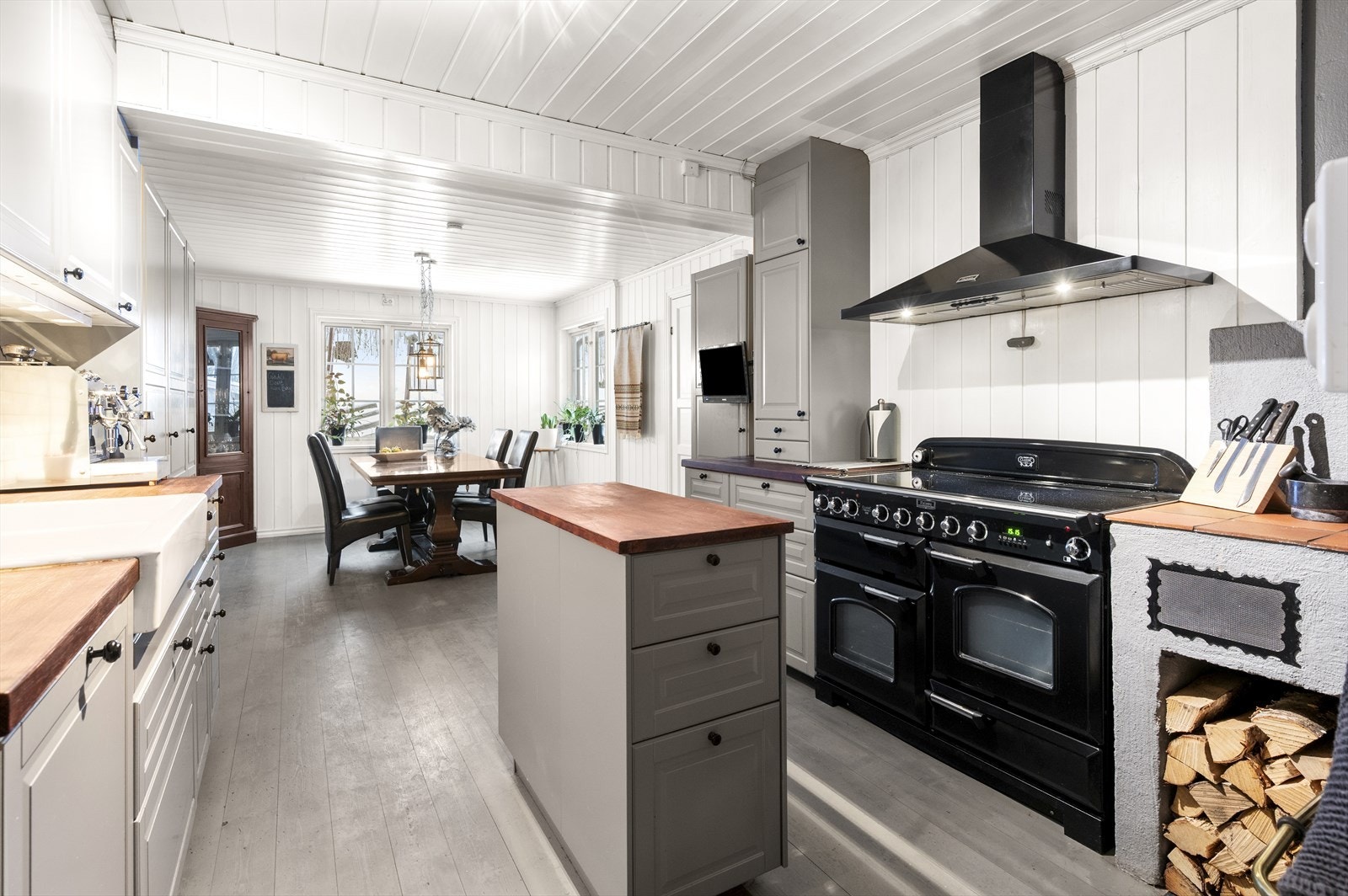 Smakfullt og stort kjøkken med rikelig lagringsplass i både skap og skuffer, samt godt med benkeplass. Galleribilde