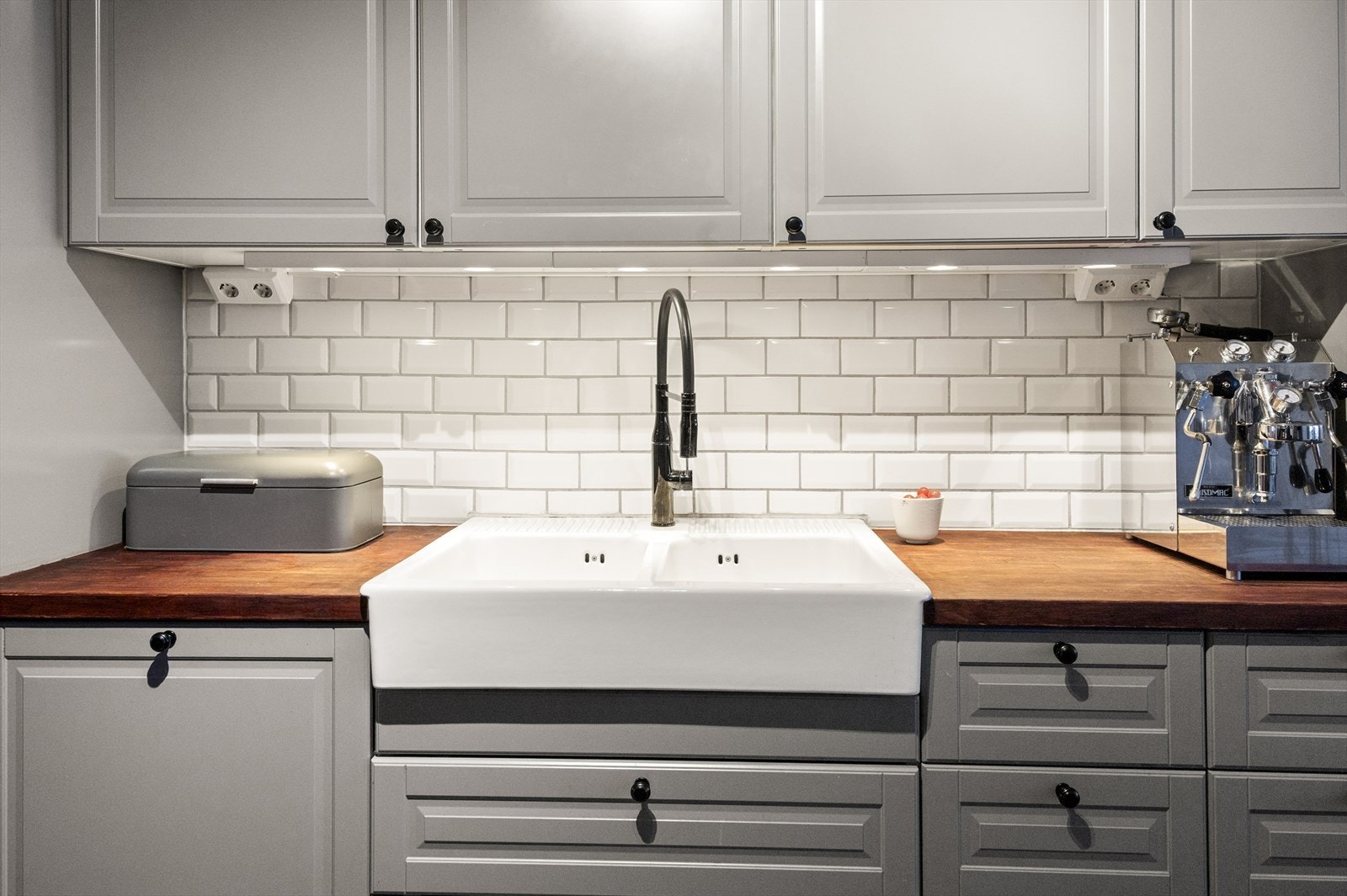 I benkeryggen er det dekorative fliser som gjør rengjøringen enklere. Galleribilde