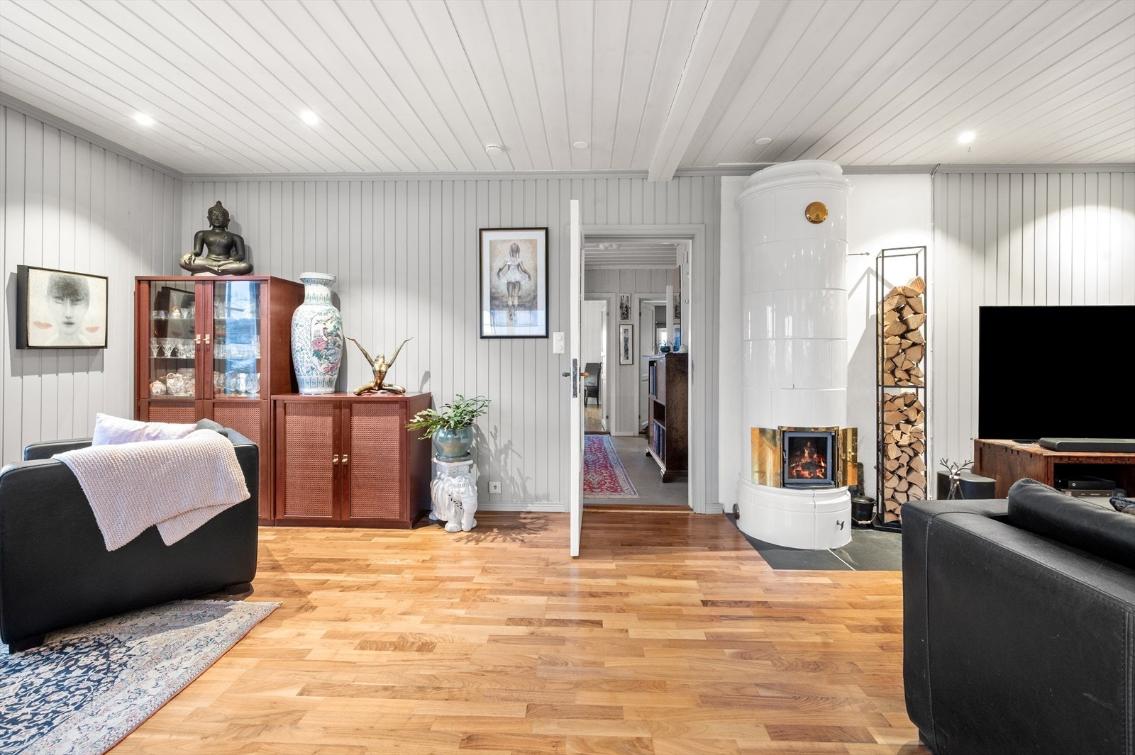 Stuen er gjennomgående med parkett på gulvet, og malt panel på veggene. Galleribilde