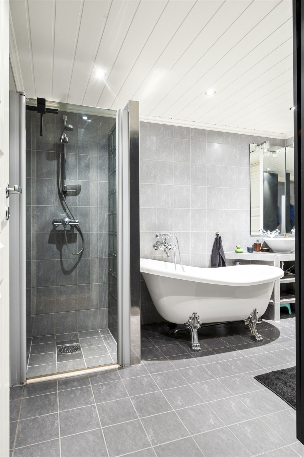 Dette badet har også et deilig badekar, og dusjsone på gulv. Galleribilde