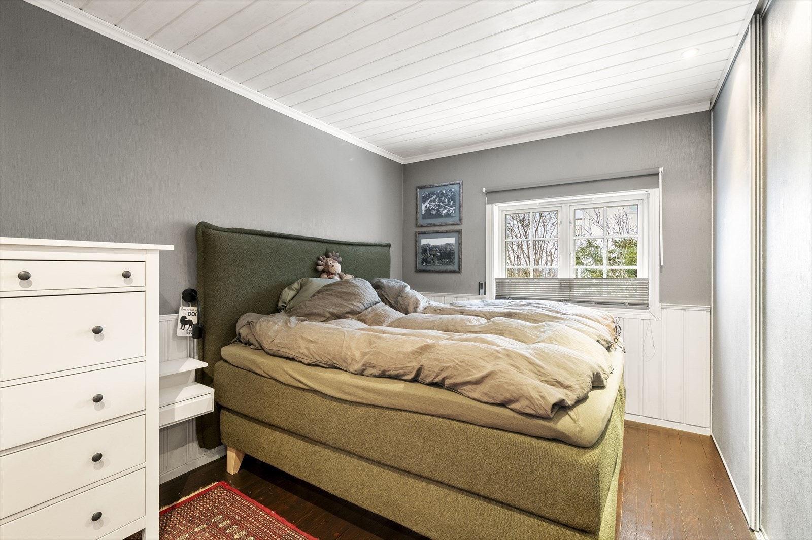 Soverom med skyvedørsgarderobe. Galleribilde