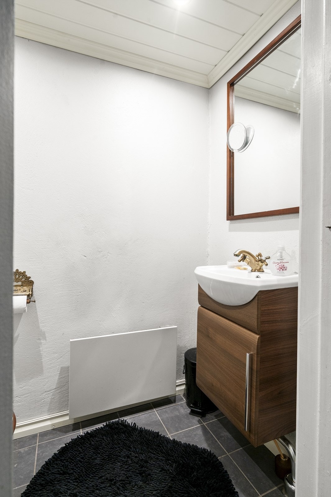 Toalettrommet er innredet med toalett og servantinnredning. Galleribilde