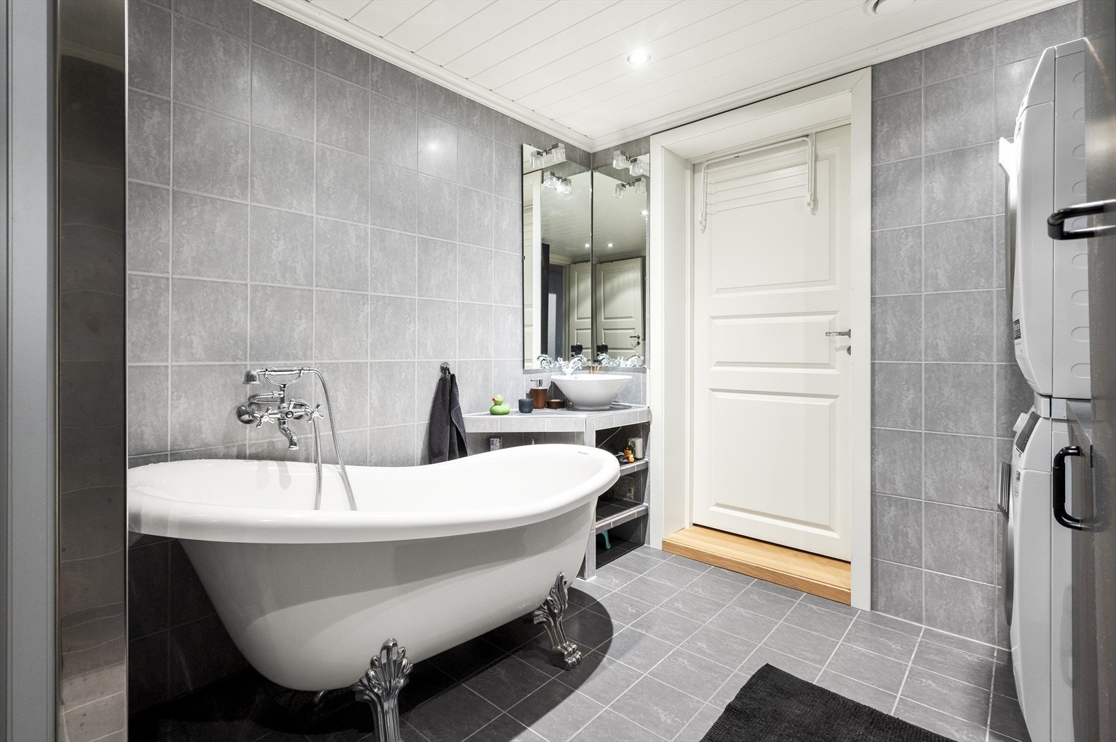 Kombinert bad og vaskerom, i underetasjen som ble pusset opp i 2011. Galleribilde