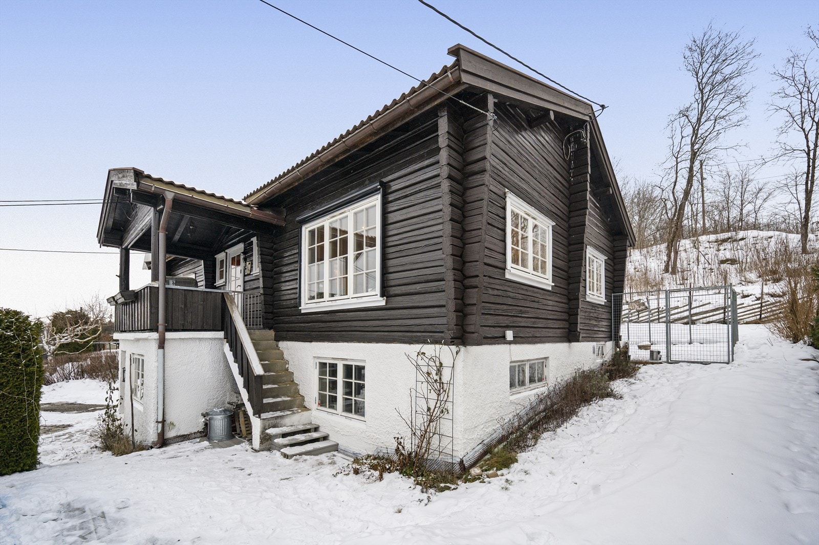 Fra verandaen er det trapp ned til den romslige hagen. Galleribilde