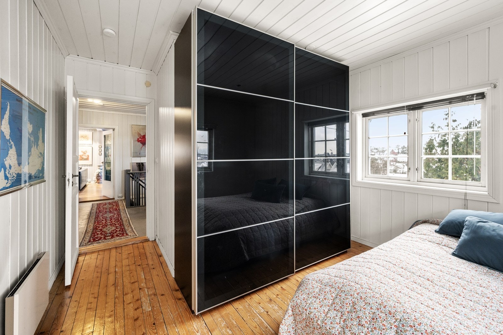 Soverom utstyrt med skyvedørsgarderobe. Galleribilde