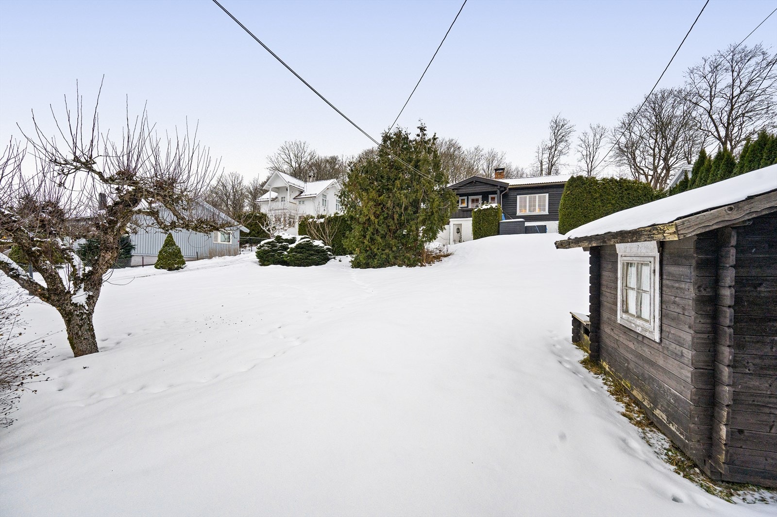 Solrik og romslig tomt med god plass for liten og stor. Galleribilde