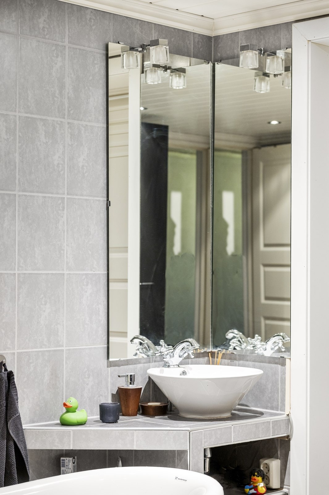 Pen baderomsløsning med servant i plastkompositt og porselen. Galleribilde